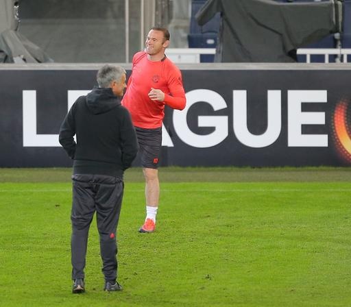 MU làm quen với sân Sukru Saracoglu - 18
Mourinho và Rooney tỏ ra khá thoải mái, vui vẻ