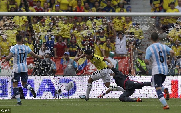 
Những cuộc so tài Argentina - Colombia luôn diễn ra đầy căng thẳng
