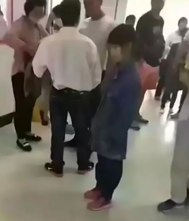 Bé 12 tuổi mang bầu được "chồng" đưa đến viện, khai báo là "cô vợ 20 tuổi" - 3
Cô bé không nói tiếng Mandarin và được cho là người nước ngoài bị bắt cóc hoặc bị mua về làm vợ.