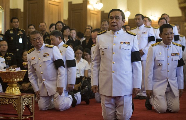Lễ tang Quốc vương Thái Lan diễn ra thế nào? - 2
Thủ tướng Thái Lan, Tướng Prayuth Chan-o-cha, cùng các quan chức cấp cao tham gia nghi thức lễ tang tại Hoàng cung. (Ảnh: Getty)