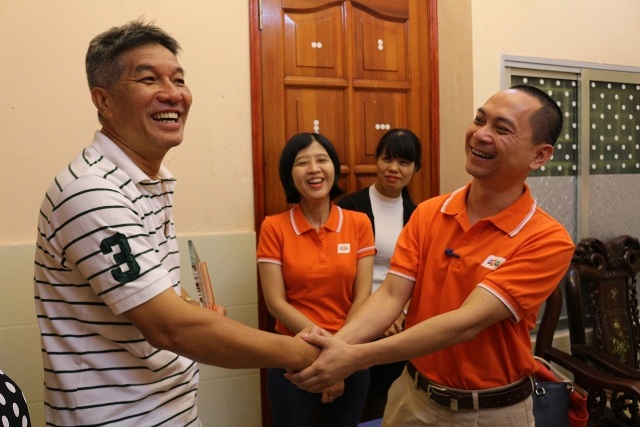 Gắn bó với FPT Telecom chỉ vì câu “xin lỗi” - 3
Bác Hoàng dù nhiều lần cũng “bực” FPT lắm nhưng vẫn trung thành và cho rằng công ty nên “đầu tư hơn và dám nghĩ lớn”