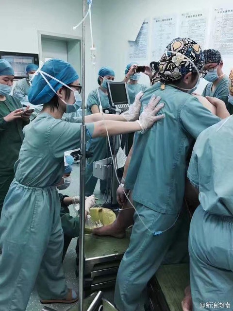 16 người loay hoay đỡ đẻ cho bà bầu "khổng lồ" 127 kg - 3 Tổng cộng 16 nhân viên y tế đã có mặt để giúp đỡ đẻ