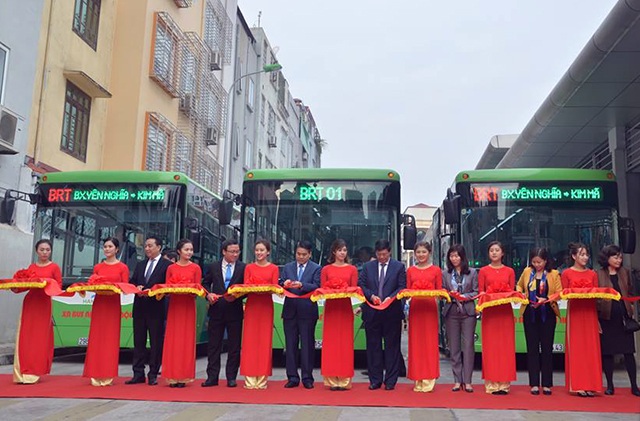 Chủ tịch Hà Nội trải nghiệm xe buýt nhanh trong ngày đầu khai trương - 1
Hà Nội chính thức khai trương tuyến xe buýt nhanh BRT từ Kim Mã đi Yên Nghĩa