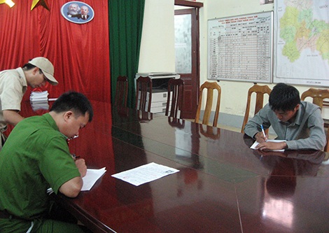 Cán bộ Phòng Cảnh sát Truy nã tội phạm - Công an tỉnh Lạng Sơn lấy lời khai của đối tượng.