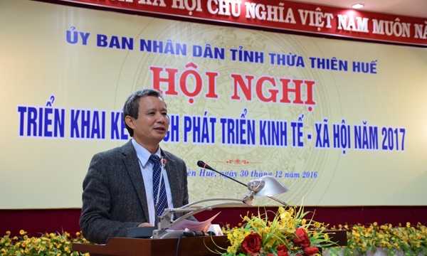 
Bí thư Lê Trường Lưu nhấn mạnh phải loại bỏ cách làm việc trên rải thảm, dưới rải đinh đối với doanh nghiệp.
