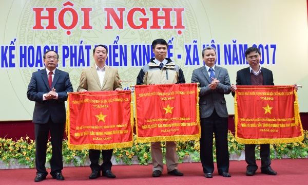 Ông Nguyễn Văn Cao, Chủ tịch UBND tỉnh Thừa Thiên Huế trao Cờ thi đua xuất sắc của Thủ tướng Chính phủ cho 4 tập thể trong tỉnh (ảnh: Cổng thông tin UBND tỉnh Thừa Thiên Huế)