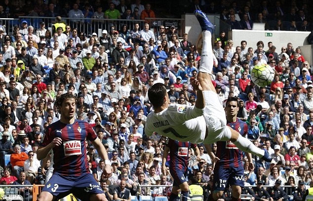Real Madrid tiếp tục bảo vệ ngôi đầu bảng La Liga? - 2
C.Ronaldo chắc chắn là người được chú ý nhiều nhất tối nay