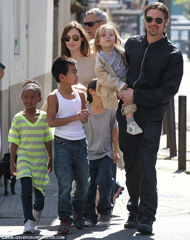 Cuộc sống vợ chồng của Brad Pitt và Angelina Jolie thực sự thế nào? - 3
Brad Pitt mong có thể thay đổi suy nghĩ của vợ và được quyền giám hộ các con cùng cô sau khi hai người ly dị.