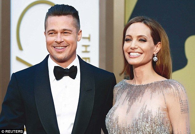 Johnny Depp an ủi Angelina Jolie, Brad Pitt suy sụp vì phải xa các con - 2
Angelina Jolie không để các con gặp Brad Pitt vào thời điểm nhạy cảm này.