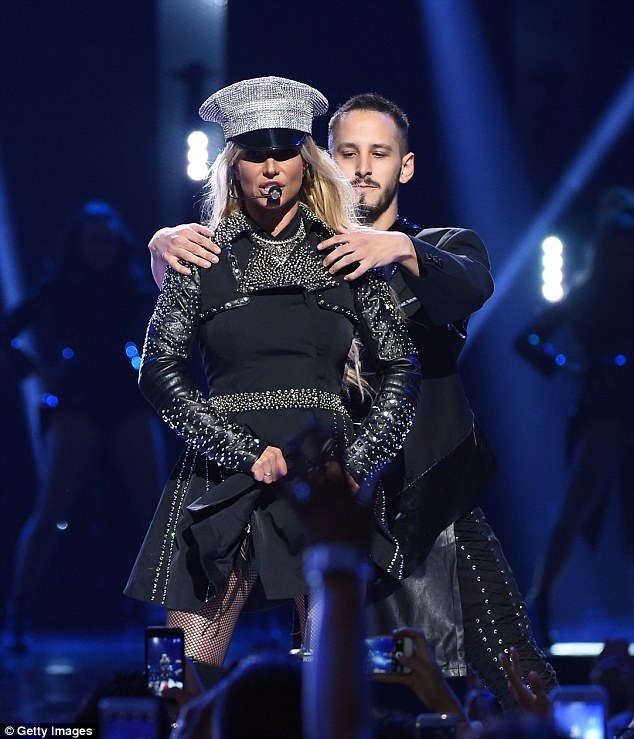 Britney Spears bốc lửa trên sân khấu - 14
Cô thay trang phục khác để trình diễn tiếp.