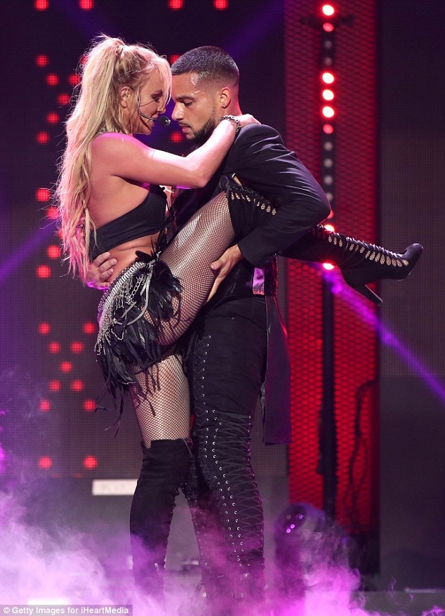 Britney Spears bốc lửa trên sân khấu - 13
Britney đã và đang nỗ lực rất nhiều để chinh phục khán giả.