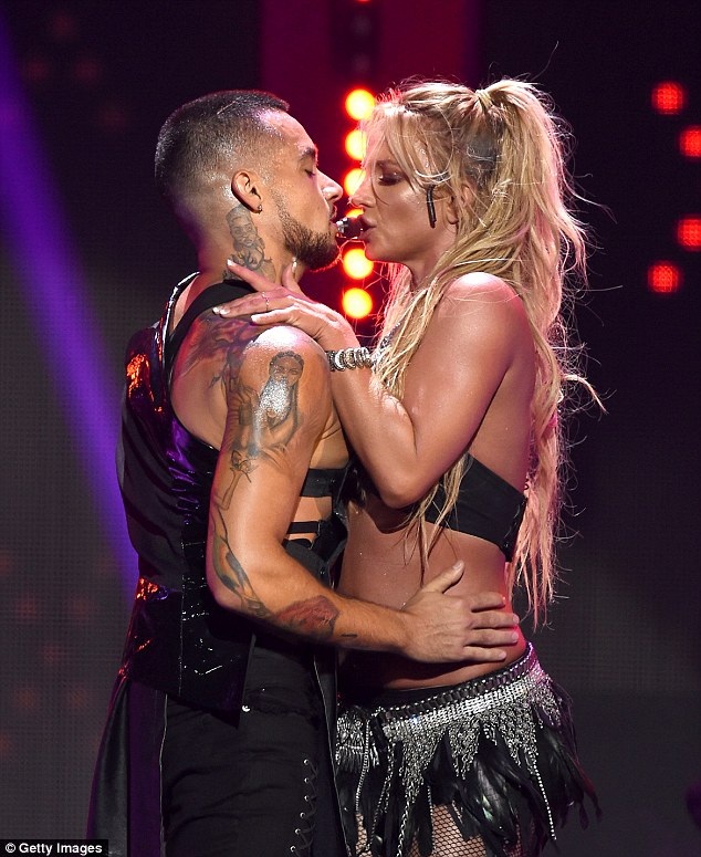 Britney Spears bốc lửa trên sân khấu - 8 Britney Spears bốc lửa trên sân khấu - 8