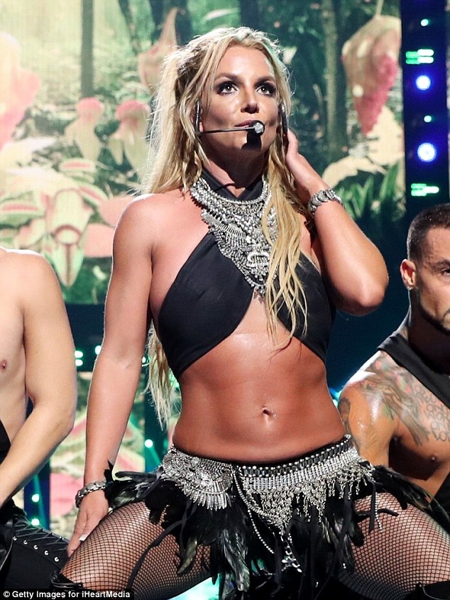 Britney Spears bốc lửa trên sân khấu - 6 Britney Spears bốc lửa trên sân khấu - 6