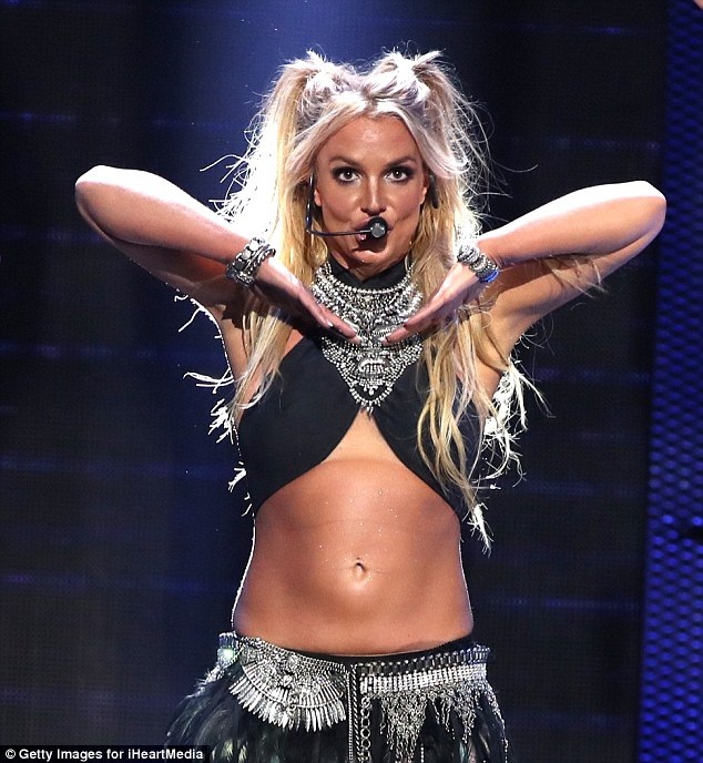 Britney Spears bốc lửa trên sân khấu - 5
Nỗ lực giảm cân của công chúa nhạc Pop đã có kết quả đáng kể khi cô trông khỏe khoắn và vô cùng quyến rũ.
