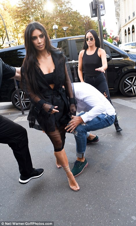 Kim Kardashian phát hoảng khi bị fan cuồng đòi sàm sỡ - 9
Thậm chí, người đàn ông này còn cố gắng tới gần Kim hết mức có thể.