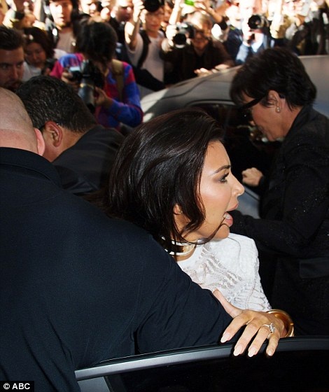 Kim Kardashian phát hoảng khi bị fan cuồng đòi sàm sỡ - 23
Khi đó, Kim thực sự sợ hãi và đã lên tiếng kêu cứu...
