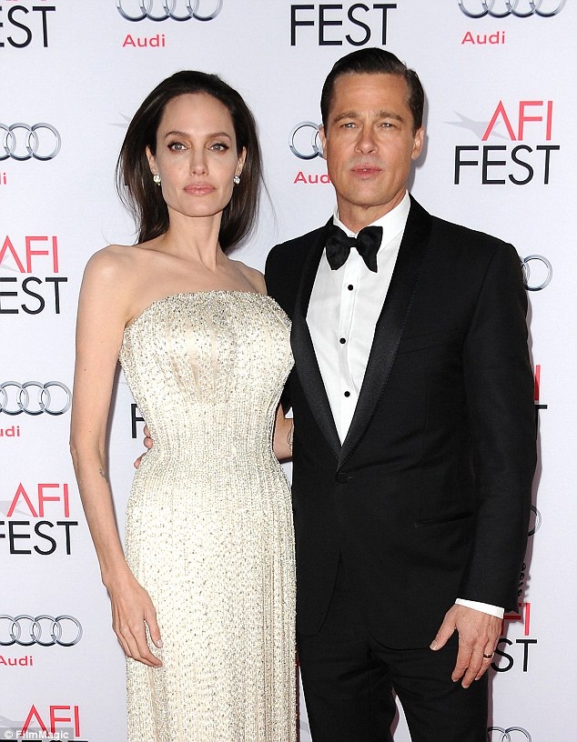 
Brad Pitt hoàn toàn suy sụp sau khi Angelina Jolie đệ đơn ly dị.
