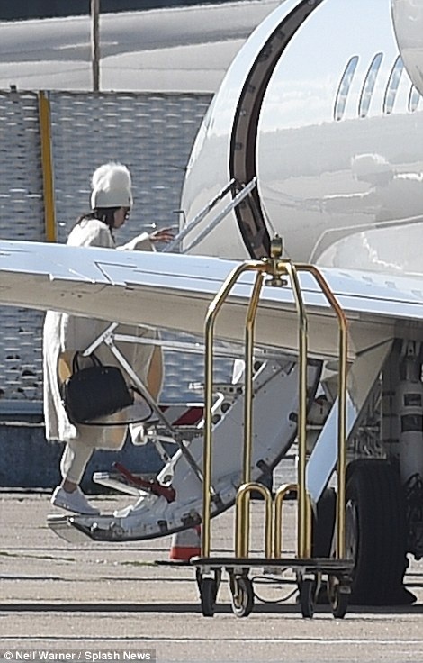 
Kendall Jenner cũng lên máy bay về Mỹ.
