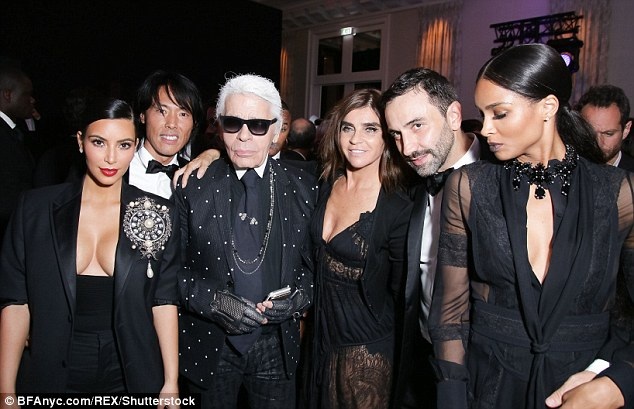 
Nhà thiết kế Karl Lagerfeld chỉ trích Kim khoe khoang của cải và biến mình thành mồi cho bọn cướp.
