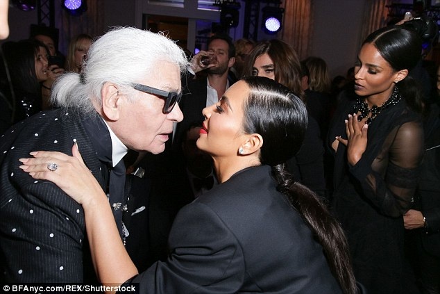 
Kim Kardashian và nhà thiết kế danh tiếng - Karl Lagerfeld
