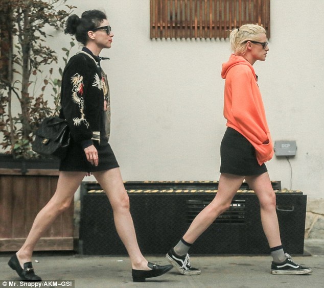 Kristen Stewart nhuộm tóc vàng rực và xuất hiện cùng bạn gái mới - 8 Kristen Stewart nhuộm tóc vàng rực và xuất hiện cùng bạn gái mới - 8