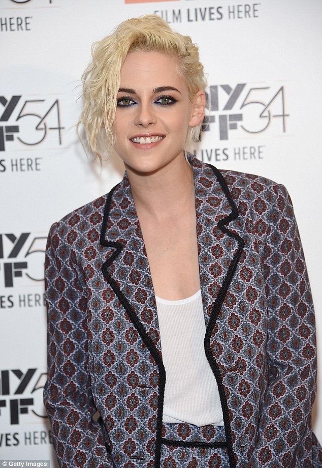 Kristen Stewart nhuộm tóc vàng rực và xuất hiện cùng bạn gái mới - 13
Tối 5/10, nữ diễn viên 26 tuổi góp mặt tại một sự kiện của LHP New York. Bộ phim Certain Women mà Kristen góp mặt được giới thiệu tại sự kiện này. Certain Women là bộ phim nói về cuộc đời của ba người phụ nữ đến từ một thị trấn nhỏ với sự góp mặt của Kristen và Michelle Williams cùng Laura Dern.