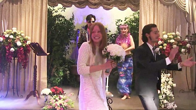Sao “Rô bốt đại chiến” làm đám cưới với bạn gái người Anh - 1
Shia LaBeouf và Mia Goth đã làm lễ cưới tại Las Vegas, ngày 11/10 vừa rồi.