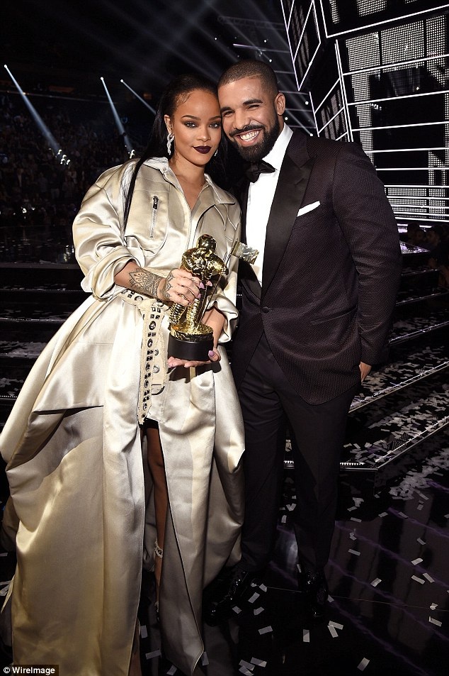 Rihanna chia tay Drake vì bạn trai ngoại tình - 1
Rihanna và Drake đã chia tay sau khi công khai quan hệ tình cảm vào tháng 8 vừa rồi.