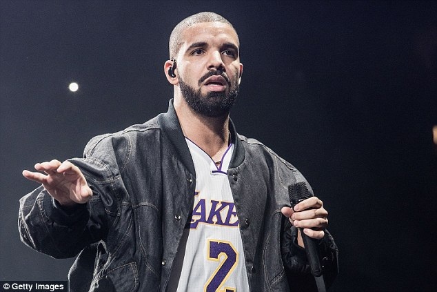 Rihanna chia tay Drake vì bạn trai ngoại tình - 3
Drake vẫn yêu Rihanna nhưng chia tay với cô vì không có thời gian vun đắp cho quan hệ.