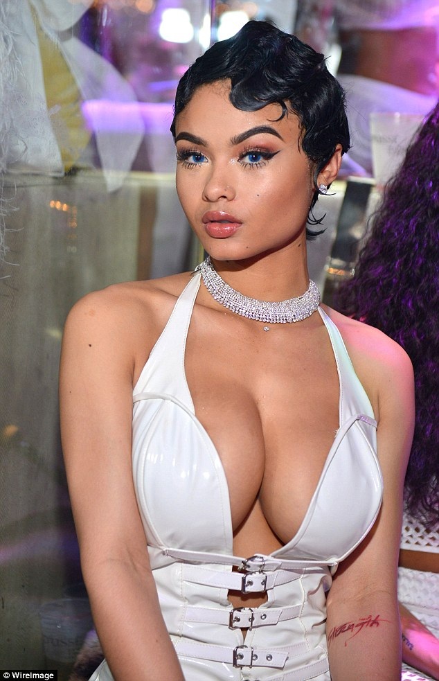 Rihanna chia tay Drake vì bạn trai ngoại tình - 4
Hotgirl trên mạng xã hội - India Love đang hò hẹn với Drake.
