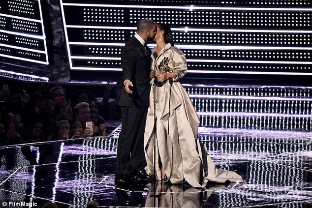 Rihanna chia tay Drake vì bạn trai ngoại tình - 2
Drake tỏ tình với Rihanna tại lễ trao giải MTV năm 2016, hồi tháng 8/2016.