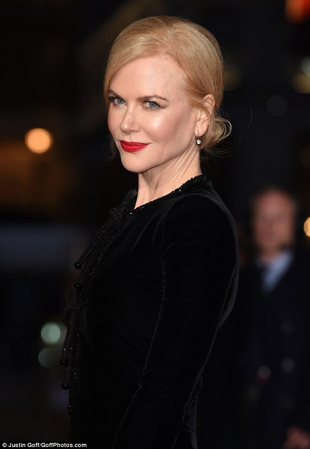Nicole Kidman loay hoay giữ váy vì gió to - 14 Nicole Kidman loay hoay giữ váy vì gió to - 14