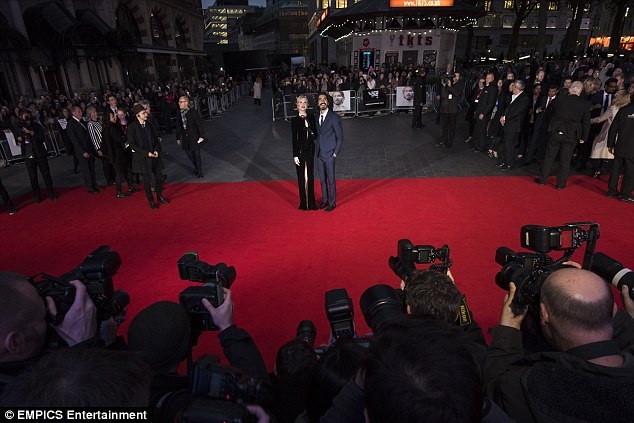 Nicole Kidman loay hoay giữ váy vì gió to - 8 Nicole Kidman loay hoay giữ váy vì gió to - 8