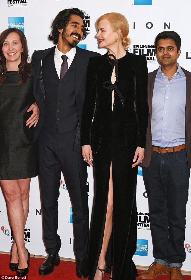 Nicole Kidman loay hoay giữ váy vì gió to - 6
Ngôi sao nước Úc cùng các đồng nghiệp có mặt tại Anh lúc này để tham dự liên hoan phim BFI London năm 2016.