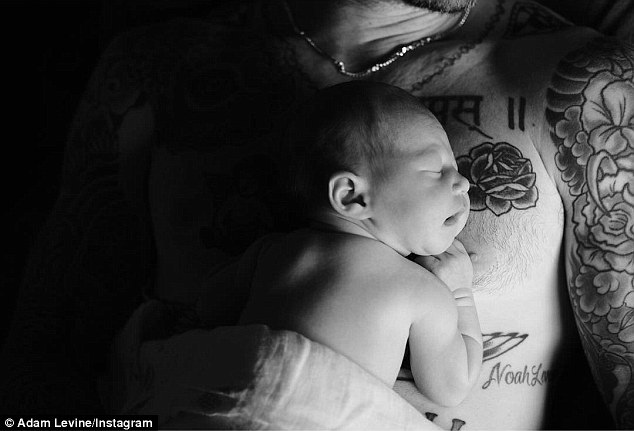 Adam Levine hạnh phúc với trải nghiệm lần đầu làm cha - Ảnh 3. Adam Levine hạnh phúc với trải nghiệm lần đầu làm cha - Ảnh 3.