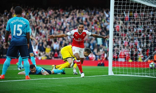 Arsenal vươn lên bằng điểm đội đầu bảng Man City - 1
Walcott lại tỏa sáng trong màu áo của Arsenal