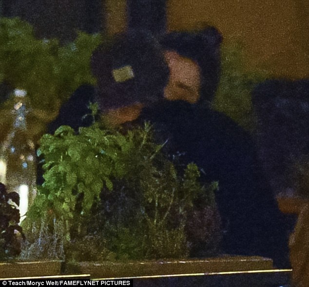 Kristen Stewart bị bắt gặp "khóa môi" nữ ca sĩ người Mỹ - 10
Kristen và St.Vicent cùng ăn tối và hôn nhau.