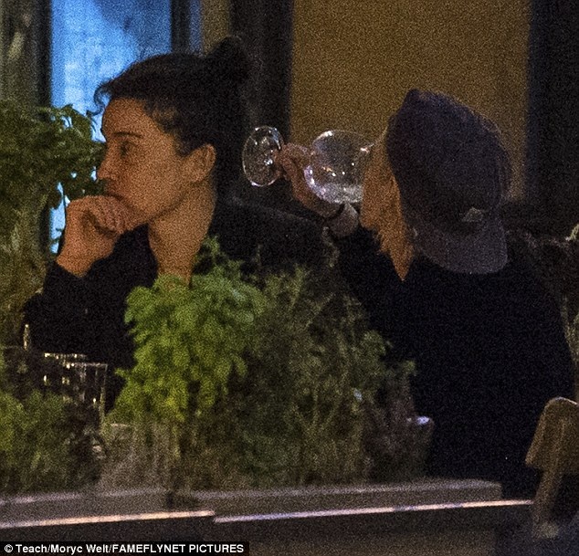 Kristen Stewart bị bắt gặp "khóa môi" nữ ca sĩ người Mỹ - 9 Kristen Stewart bị bắt gặp "khóa môi" nữ ca sĩ người Mỹ - 9