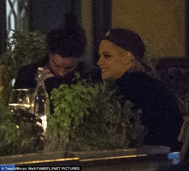 Kristen Stewart bị bắt gặp "khóa môi" nữ ca sĩ người Mỹ - 8 Kristen Stewart bị bắt gặp "khóa môi" nữ ca sĩ người Mỹ - 8