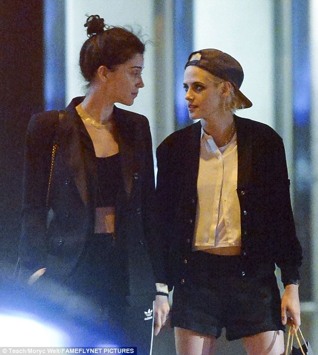 Kristen Stewart bị bắt gặp "khóa môi" nữ ca sĩ người Mỹ - 6 Kristen Stewart bị bắt gặp "khóa môi" nữ ca sĩ người Mỹ - 6