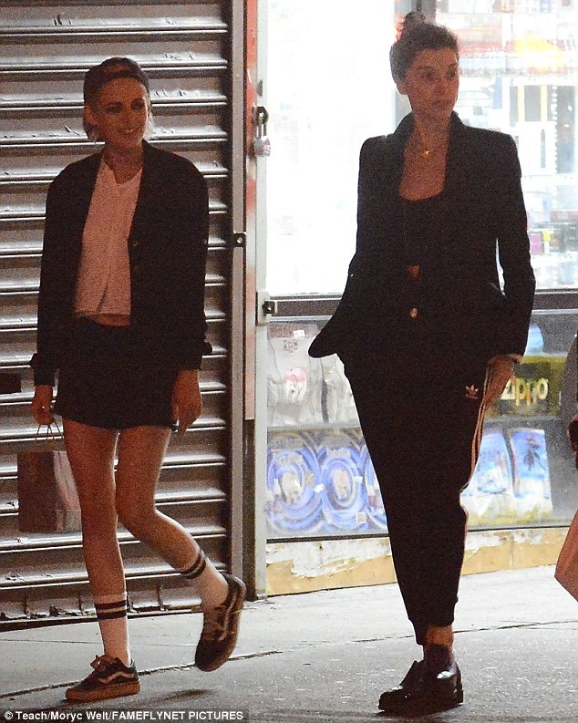 Kristen Stewart bị bắt gặp "khóa môi" nữ ca sĩ người Mỹ - 5
St.Vicent từng hò hẹn với siêu mẫu người Anh - Cara Delevingne. Hai người công khai quan hệ vào tháng 8/2016 nhưng kể từ tháng 9 vừa rồi, St.Vicent không rời Kristen nửa bước.