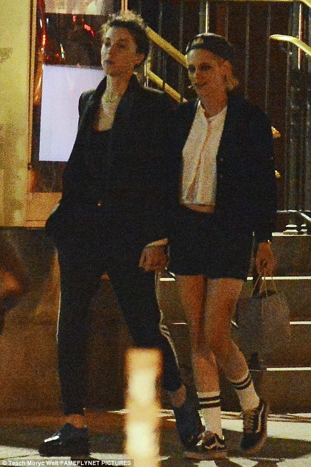 Kristen Stewart bị bắt gặp "khóa môi" nữ ca sĩ người Mỹ - 4
Kristen mặc rất cá tính và nắm tay bạn gái mới dạo phố.
