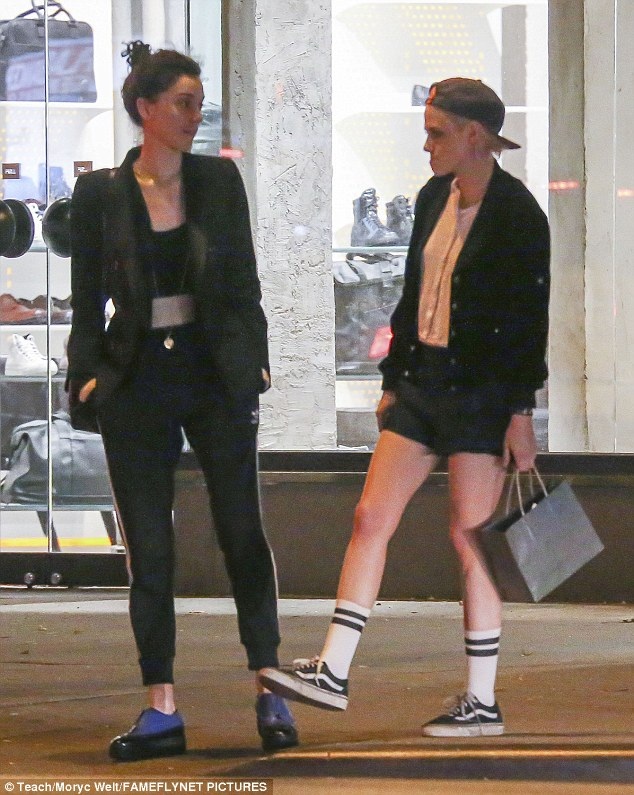 Kristen Stewart bị bắt gặp "khóa môi" nữ ca sĩ người Mỹ - 2
Ngôi sao của Chạng vạng và nữ ca sĩ 34 tuổi trông rất thân mật. Mối quan hệ của họ bắt đầu được báo giới đề cập từ tháng trước khi hai người diện đồ đôi và hò hẹn dạo phố tại Pháp.