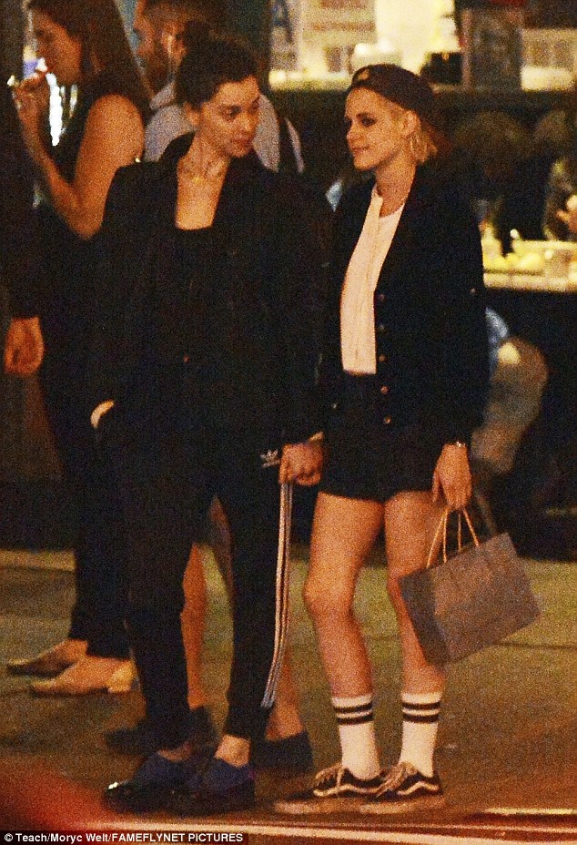 Kristen Stewart bị bắt gặp "khóa môi" nữ ca sĩ người Mỹ - 1
Kristen Stewart và St. Vicent lọt vào ống kính của giới săn tin khi nắm tay dạo phố và ghé vào một nhà hàng ở Manhattan, ngày 17/10.