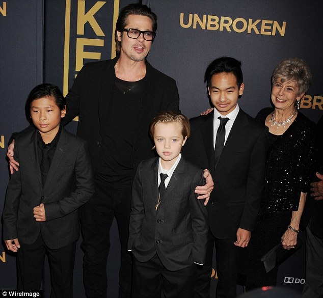 
Brad Pitt tiếp tục bị điều tra vì có hành vi ngược đãi với cậu con nuôi Maddox, 16 tuổi.
