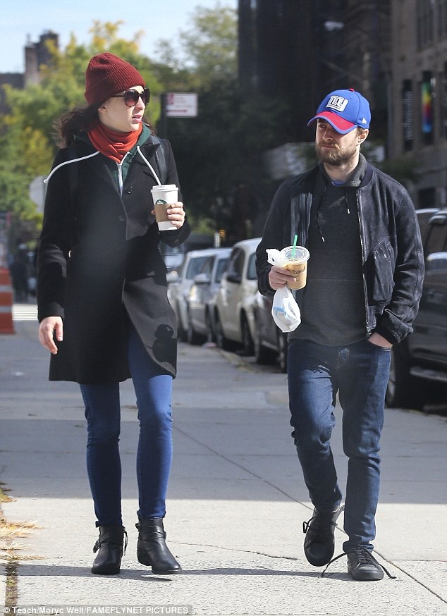 “Harry Porter” Daniel Radcliffe dạo phố cùng bạn gái - 1
Daniel Radcliffe và bạn gái, Erin Darke, xuất hiện trên đường phố New York, Mỹ.