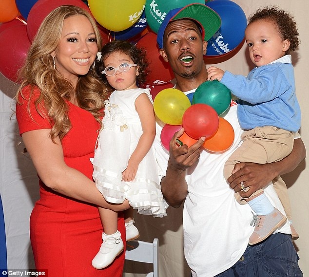 Mariah Carey “nổi đóa” vì hợp đồng tiền hôn nhân với tỉ phú - 3
Mariah Carey và chồng cũ, Nick Cannon, cùng hai đứa con của hai người.