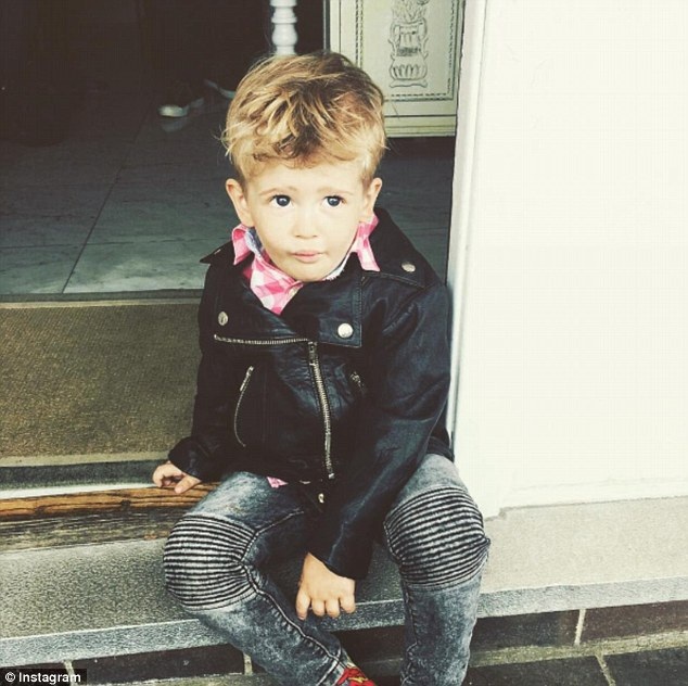 
Cậu con trai 3 tuổi của Michael Bublé vừa được chuẩn đoán ung thư.
