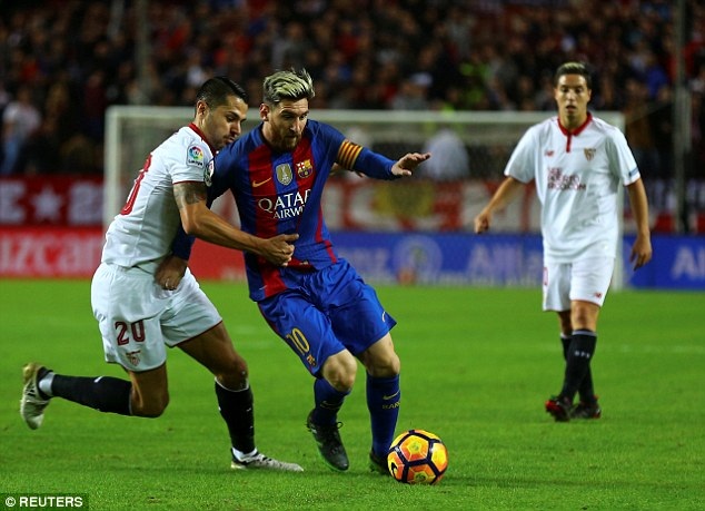 Messi và Suarez giúp Barcelona ngược dòng hạ Sevilla - 3
Messi gỡ hòa 1-1 cho Barcelona ở cuối hiệp 1