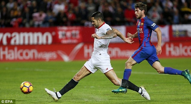 Messi và Suarez giúp Barcelona ngược dòng hạ Sevilla - 2
Sevilla là đội chơi tốt hơn và vượt lên dẫn trước